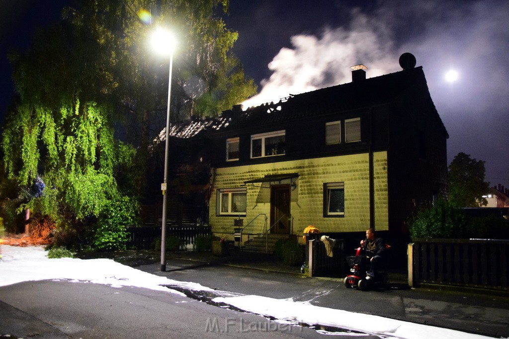 Grossfeuer Einfamilienhaus Siegburg Muehlengrabenstr P0584.JPG - Miklos Laubert